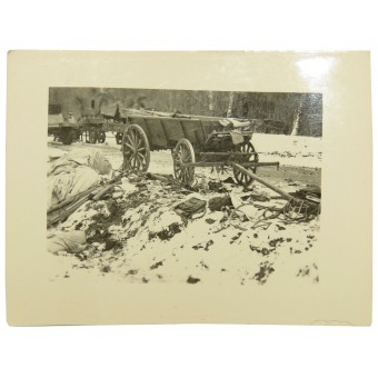 Разбитая подвода с обмундированием. Видны валяющиеся ранцы обр 1936-го года. Espenlaub militaria